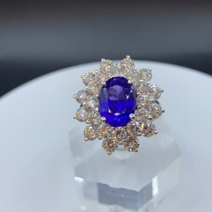 Tanzanite & Diamond Dress ringt White Turntable